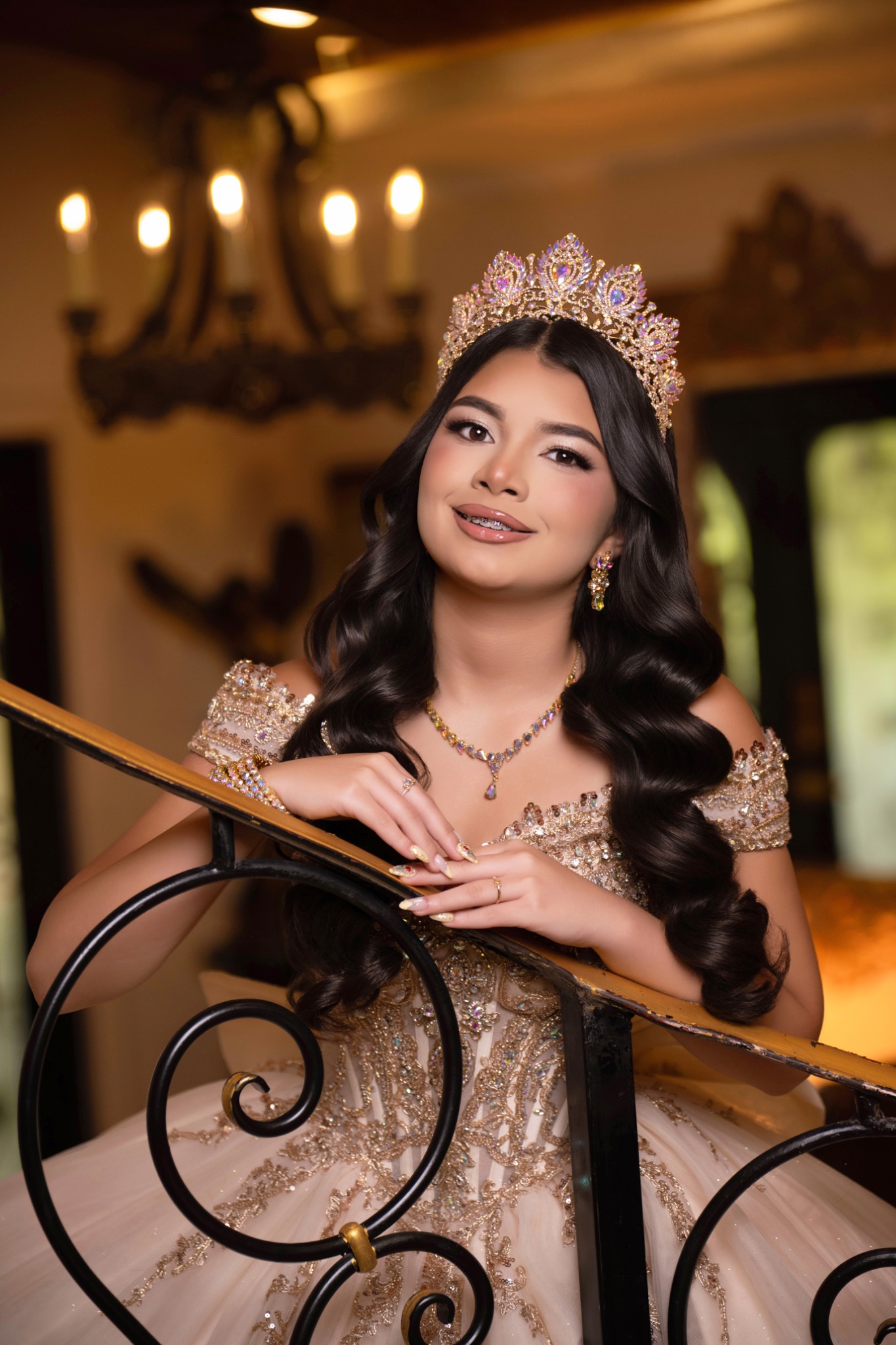 Retrato de Eliana con corona y vestido elegante