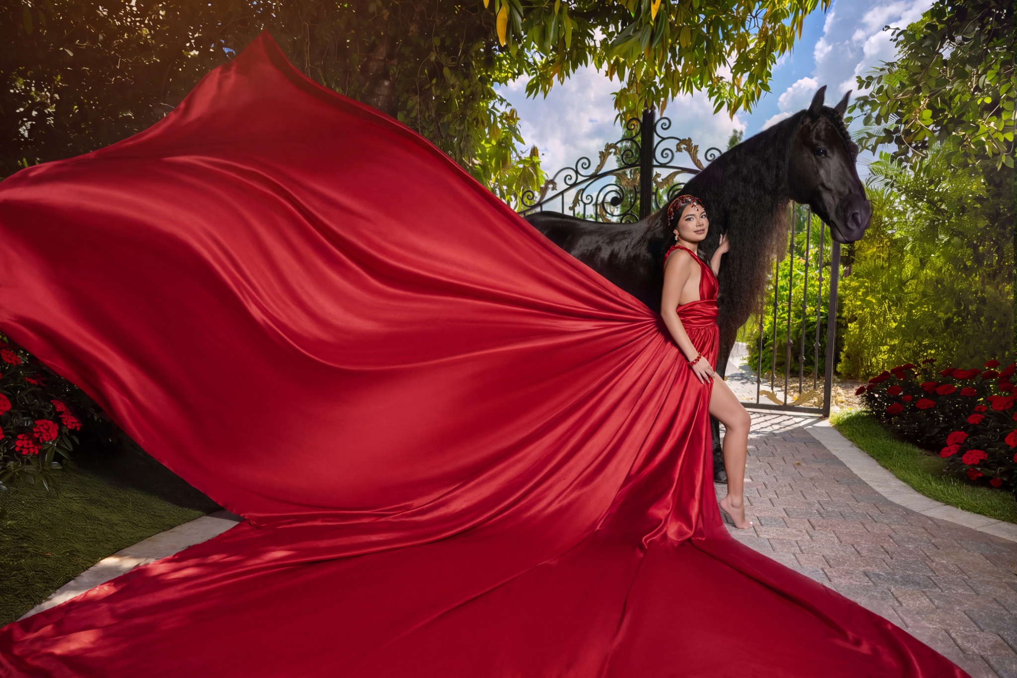 Eliana con vestido rojo junto a un caballo